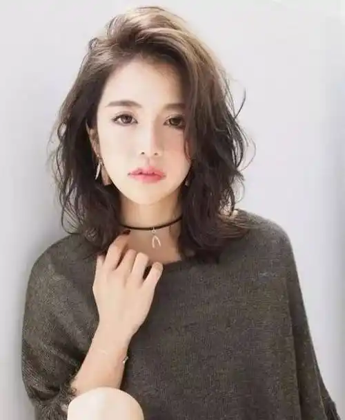 瓜子脸的时代,对脸大脸方的妹子并不友好,找到适合自己的发型照样也