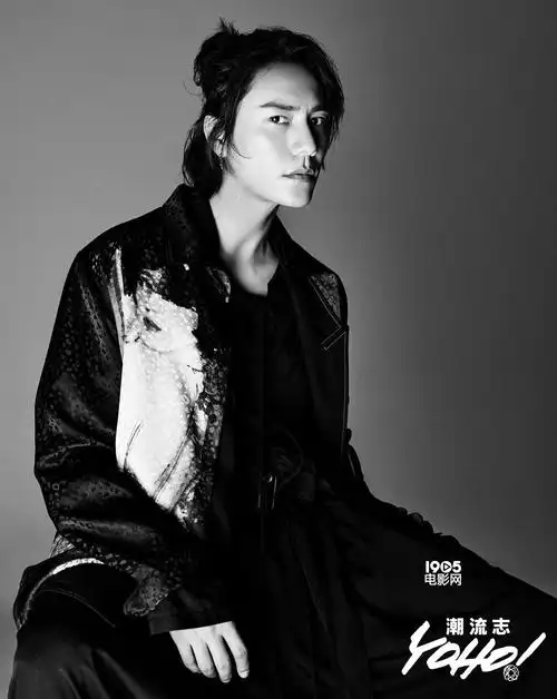 陈坤黑白质感大片曝光 半扎丸子头演绎漫撕男