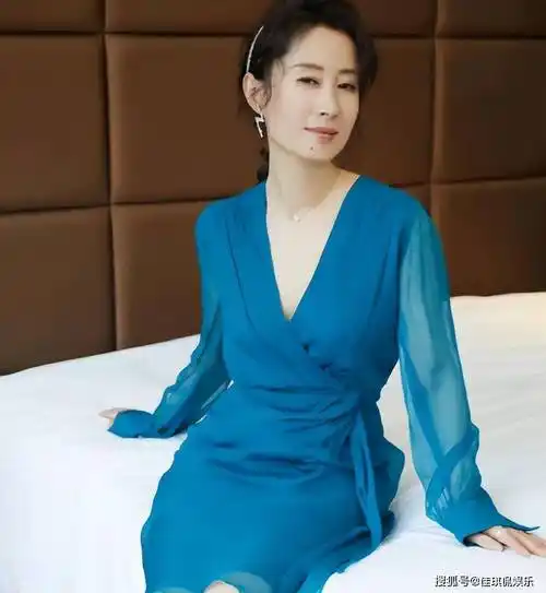 刘敏涛太酷了,穿素衣剃光头上节目,完全不在乎他人眼光_造型_母亲