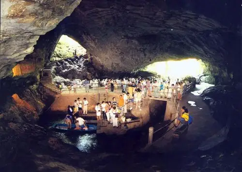 先去了景区最有名的双龙洞,也是国家级风景名胜区,素以林海莽原,奇洞