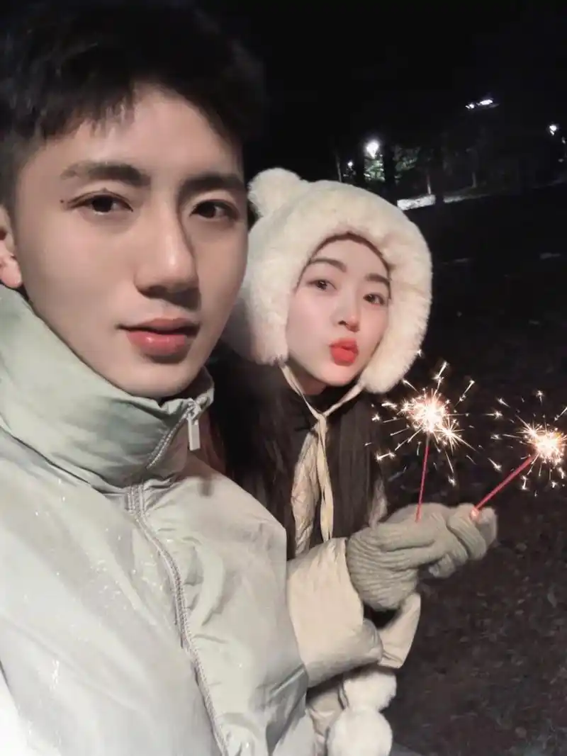 我就在此刻 突然爱上你 #恋爱日常 #情侣拍照姿势 #合照 - 抖音