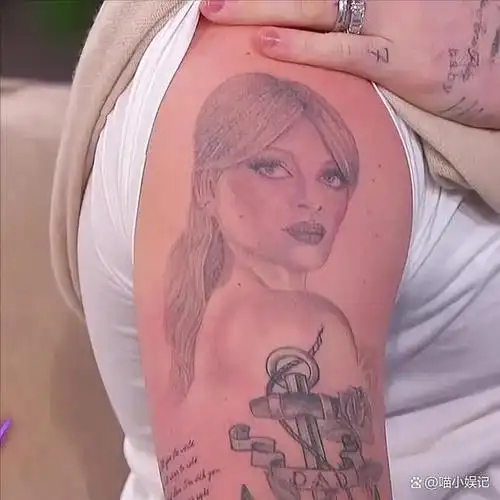 两人在一起以后时不时就要秀一把恩爱,布鲁克林也是肉眼可见的喜欢