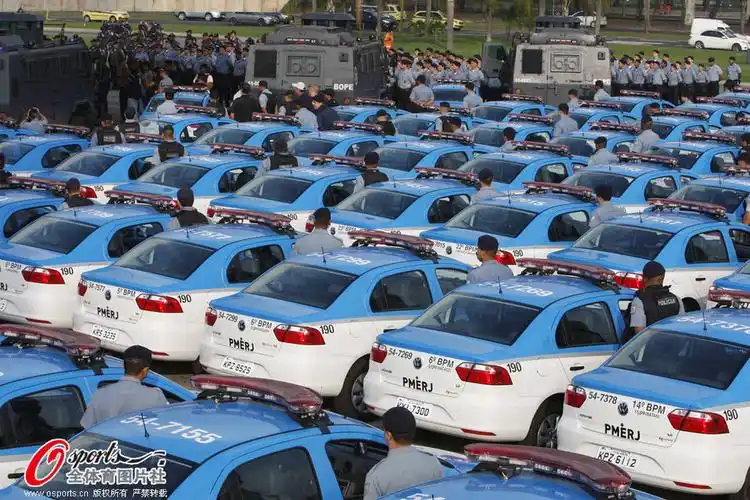 高清图:巴西军警驻扎贫民窟 百辆警车维护治安