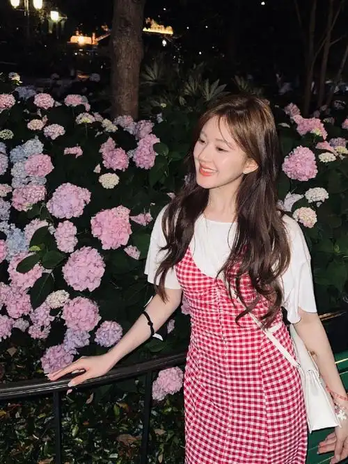 赵露思超爱星黛露#露思又去迪士尼啦,公主回家~照片真的是又美又可