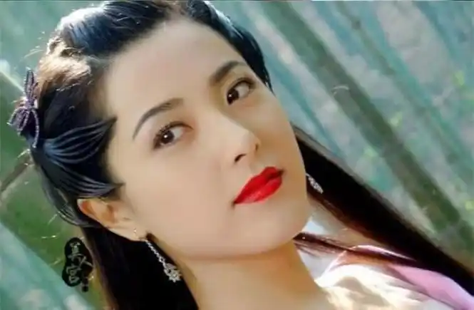 在剧版《七月与安生》中,客串了沈月的妈妈;在曾舜晞,陈钰琪版的