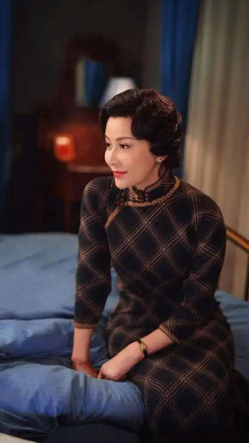 剧方也爆出了顾曼璐这个角色的剧照,刘嘉玲穿上旗袍的样子,是真的美