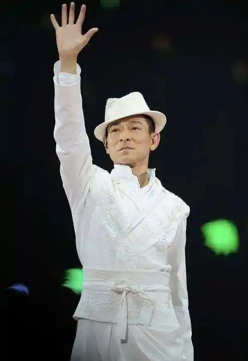 刘德华线上演唱会吸引众多歌迷,直播1小时观看人数破2亿!-度小视