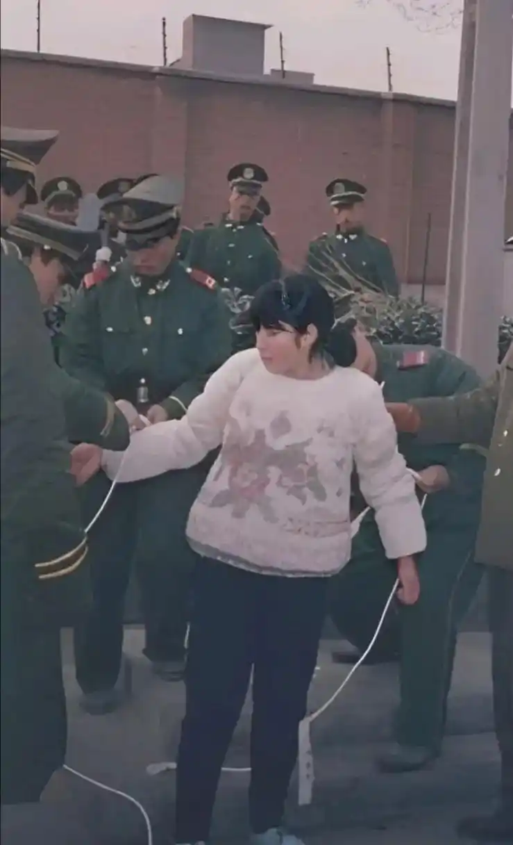 1995年,河南省巩义市,年轻女子陆金凤即将被押赴刑场执行死刑.