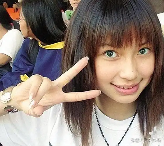 小时候的她是在上海的弄堂长大的女孩,直到13岁才回到香港与父母一起