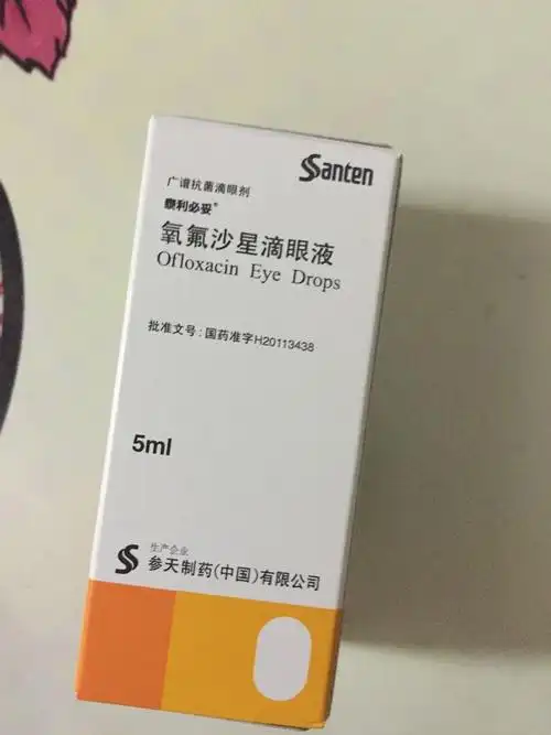 婴儿出生才6天.我发现他的眼睛右眼边缘有红痕.还有经常有眼屎.