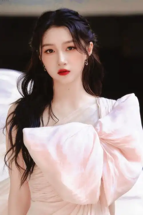 关晓彤粉裙蝴蝶结