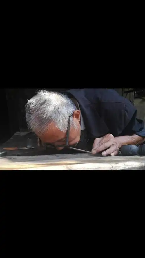 八十多岁的铜称匠人,弹墨用嘴