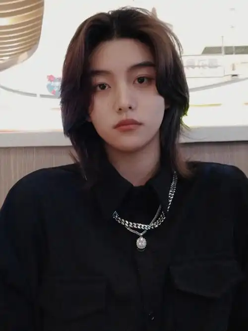 日系狼尾短发女生