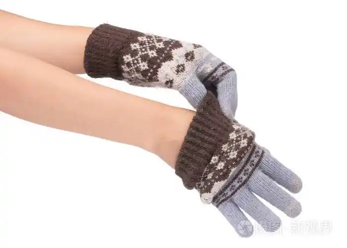 手戴或摘下隔离在白色背景上的手套