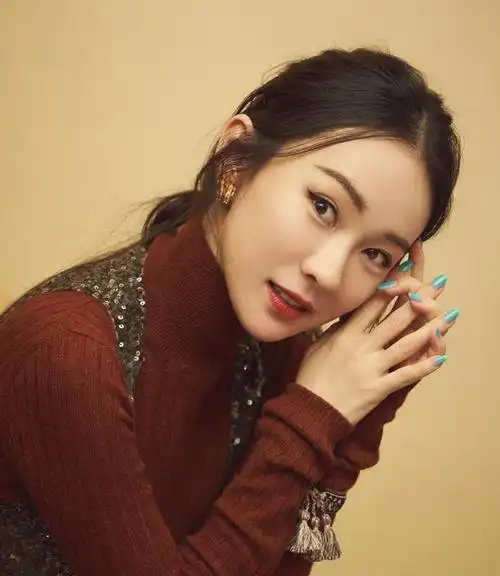 霍思燕穿枣红毛衣高级一袭金色短裙美成仙女哪里像39岁辣妈