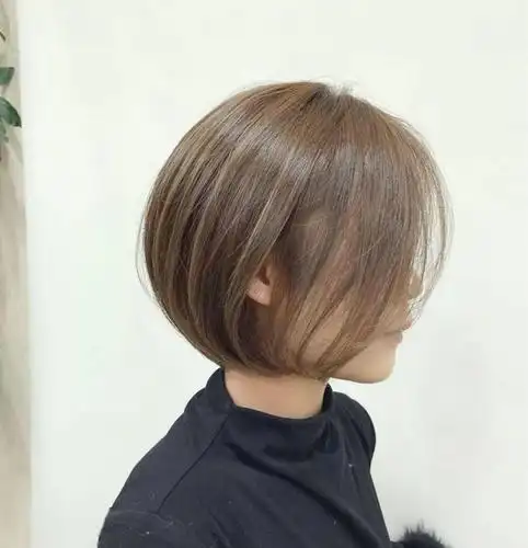 今年流行"圆弧短发",绝对的瘦脸利器!_发型