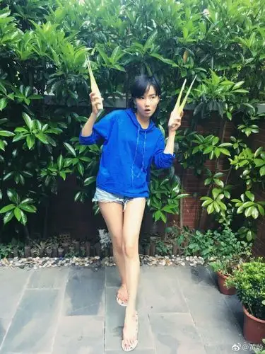 如何看待20200926黄河数字音乐节中主持人对黄龄摔倒后请求粉丝喊其