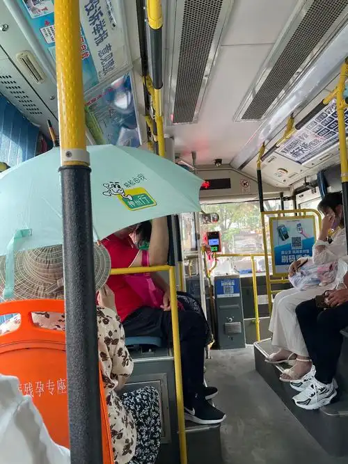 公交车里面撑伞