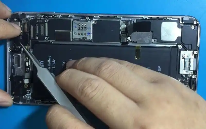 iphone6p一直自动重启,主要原因有几个,今天这个修u2!