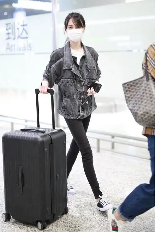 郑爽身高接近170cm,但是体重却一直都偏瘦.