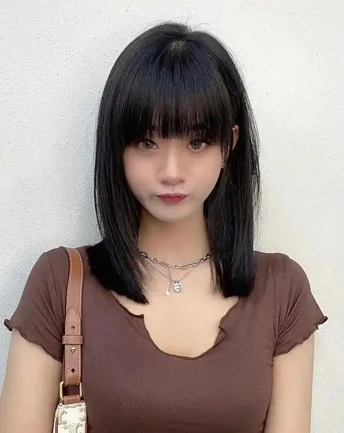 过肩挂耳锁骨发型