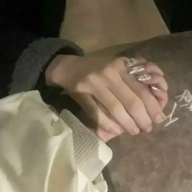 高清甜蜜的男女牵手图片真实照片头像_情侣头像_美头网