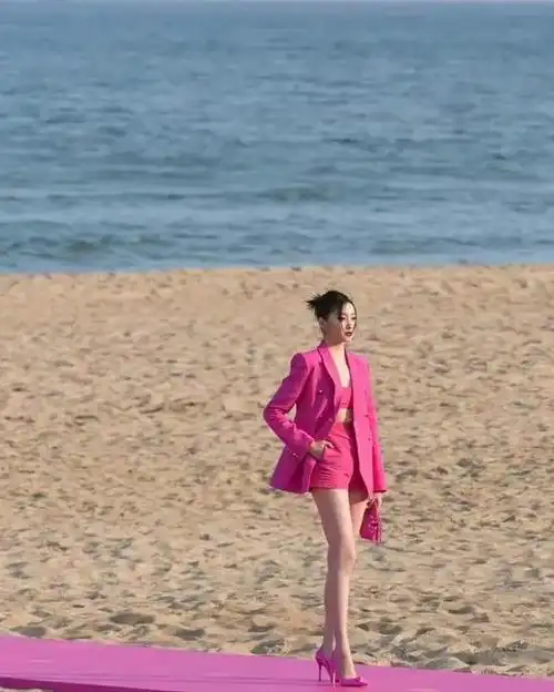 回顾:内娱美腿女明星,李宇春,周慧敏,郁可唯个个称"腿精"