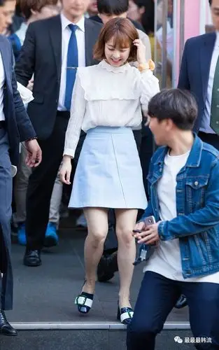 在全身都很素净没有图案的情况下,朴宝英选了比较特别的领口设计:一圈