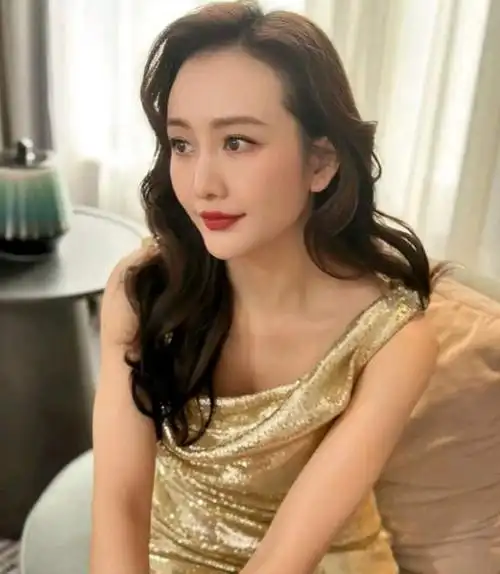 从照片中可以看出,王鸥状态非常好,气色红润,神采奕奕,让人不禁想问这