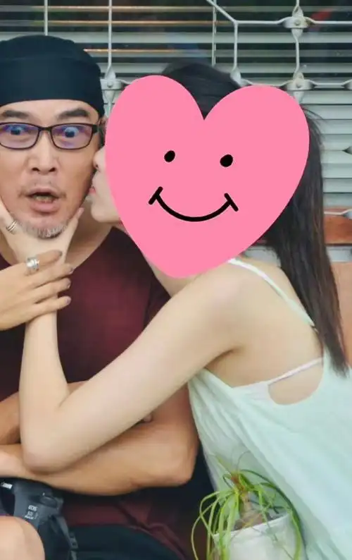 焦恩俊胡子花白显沧桑,穿十几元旧衣接地气,获俩高颜值女儿亲吻