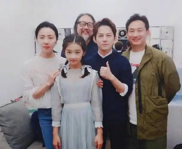 黄磊女儿搭档何炅的电影首映!网友:14岁黄多多凭啥这么优秀?