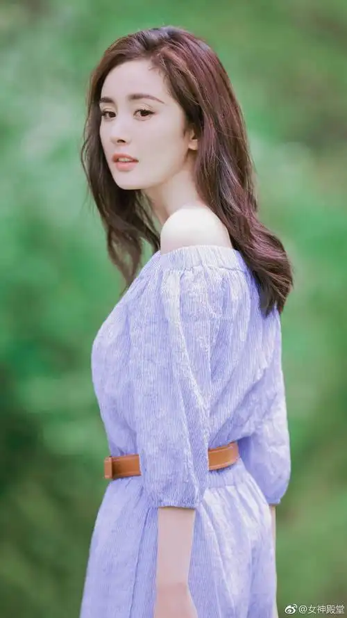 杨幂夏日穿搭,清新脱俗气质,辣妈也可美如少女.