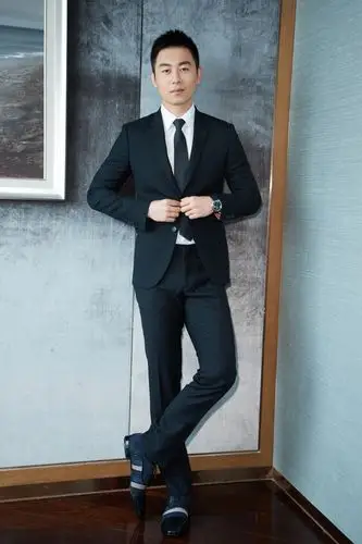 朱亚文曝气质写真 黑色西装展示完美好身材