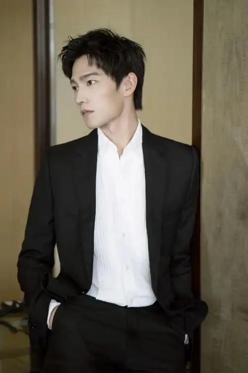 如果是日常穿着的话,黑色西装外套看起来过于正式,所以杨洋穿了一件格