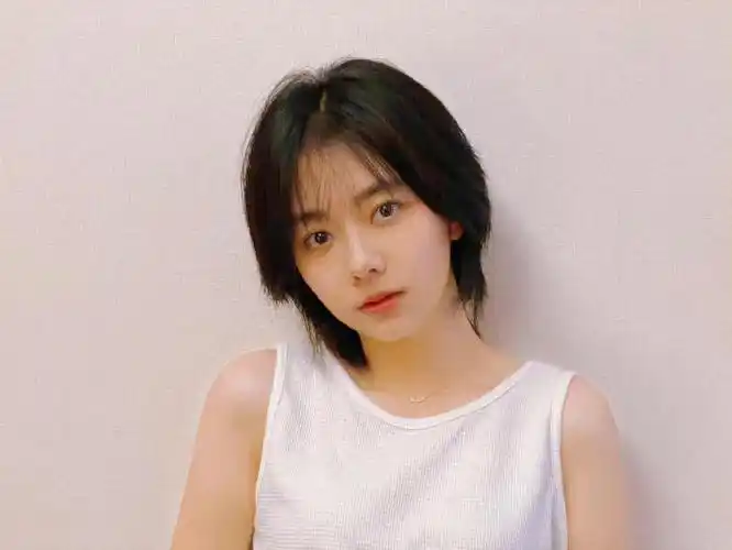 谭松韵短发背心随拍