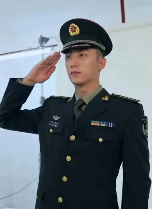 黄景瑜《亲爱的戎装》定妆照发布 整体造型荷尔蒙爆棚