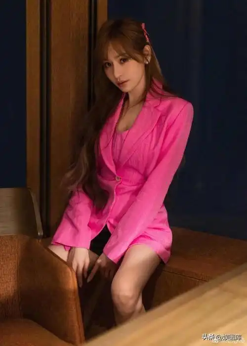 王心凌身材火辣穿短款上衣搭阔腿裤高挑纤瘦少女感扑面而来