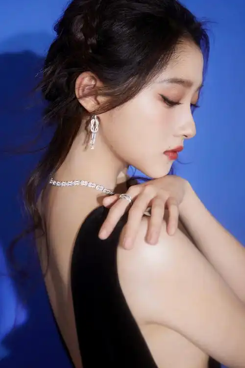 关晓彤开叉刺绣裙##微博视界大会