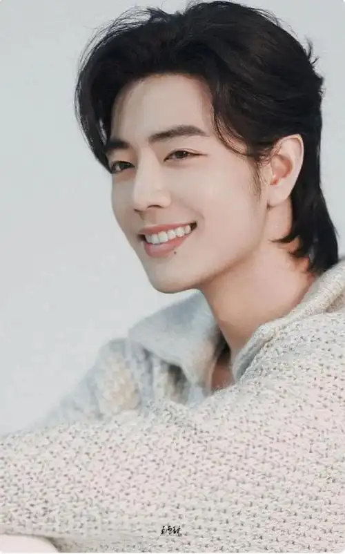 肖战一天两热搜!燕尾绅士与雪人乐享,娱乐小王子诠释多彩人生