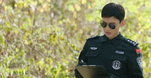 大概是为了让自己的外形更贴近这个角色,白敬亭不仅去举了铁,还把自己