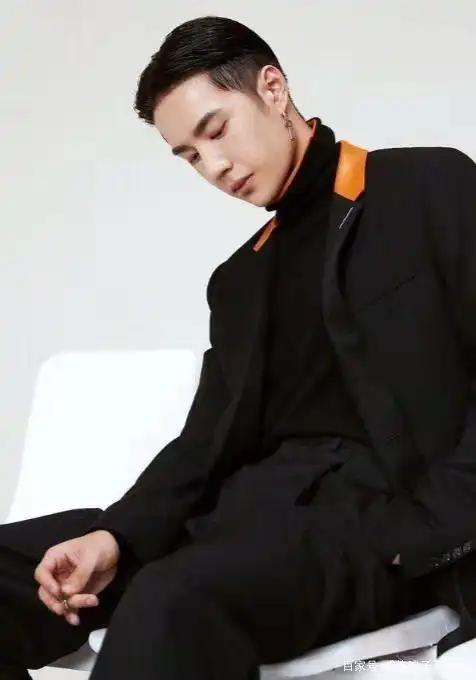 王一博寸头照片尽显硬汉气质,粉丝留言太让人惊喜