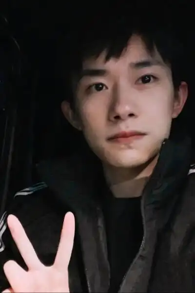 易烊千玺自拍照.