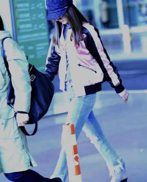 林心如私服打扮真年轻穿棒球服配牛仔裤走机场看着高级又减龄