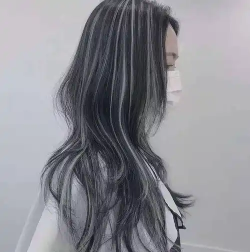 把头发中的黑色素漂白,然后再染出银白色,烟灰色或者亚麻色等高明度的