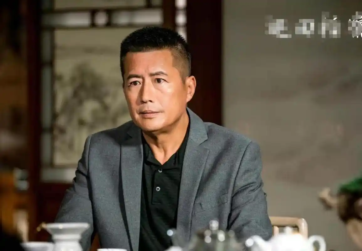 高曙光小16岁娇妻晒儿子!眼睛跟父亲一模一样,大口吃面表情享受