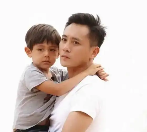 网易娱乐7月5日报道 近日,有网友晒出一组刘烨儿子诺一当护旗手的照片