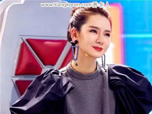 5,三角型脸:最好戴上窄下宽的耳坠,如心形,梨形等等,这样可使本来瘦