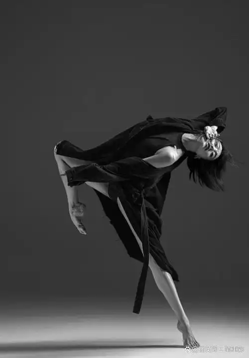 今日佳作分享摄影师的舞蹈黑白灰写真照