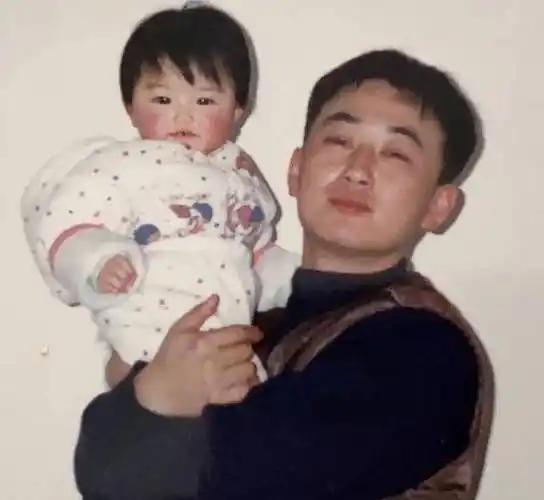 孔雪儿晒父女同框旧照,遗传爸爸浓密发量,从小就有"美人相"_脸颊_照片