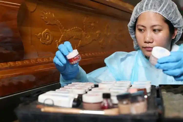 遗体防腐与化妆师盖莉安gaily ann g. babas 教往生者体面谢幕